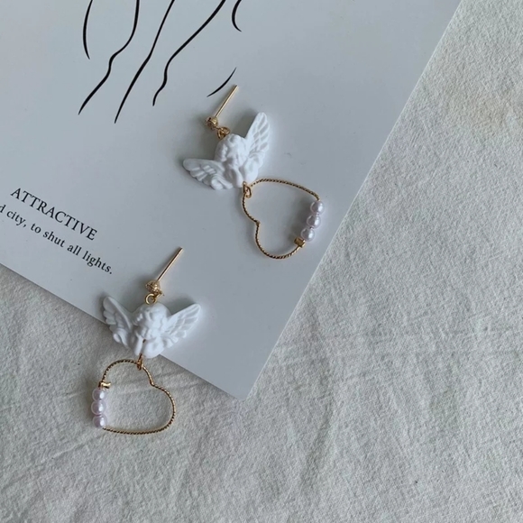 White Gold Angel Heart Earrings - Picture 3 of 4